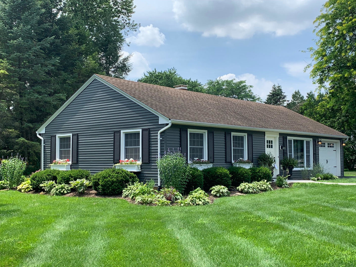 422 Glen Garry Road Cary, IL 60013 - Photo 1 of 12 a view of a house with garden and yard
