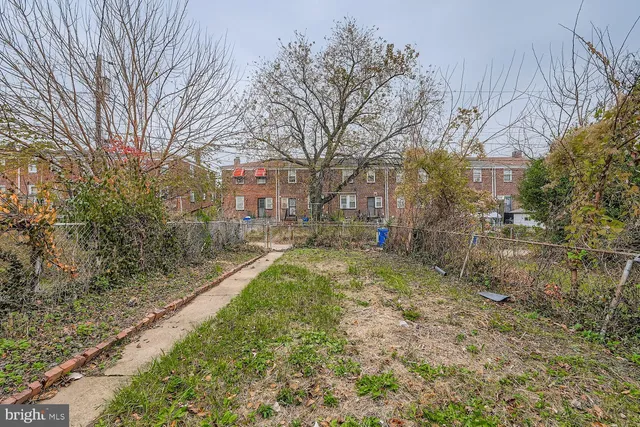 a view of yard with green space