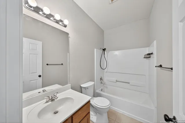 a view of a house with backyard and garden