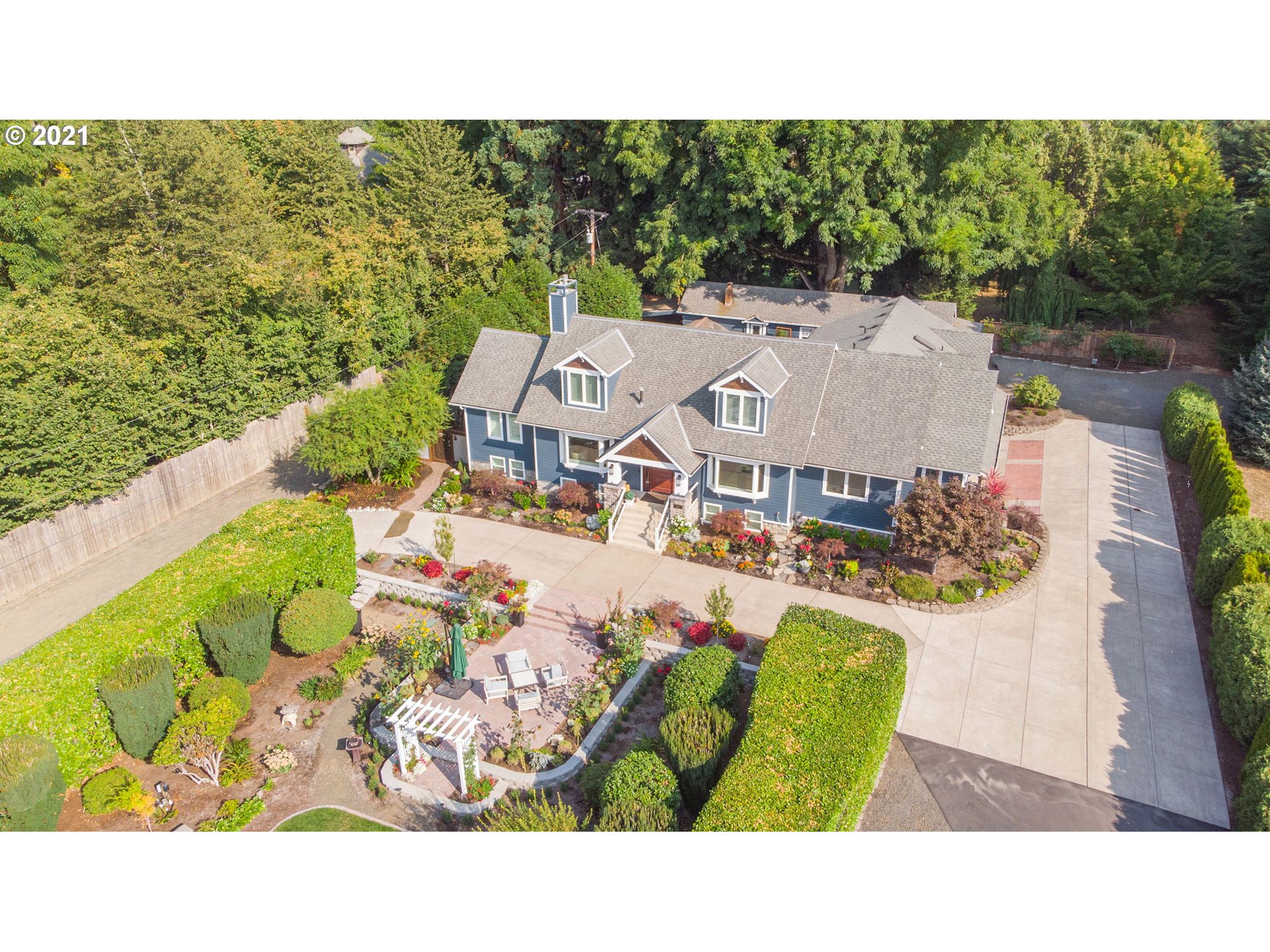 555 River Loop 1 Eugene, OR 97404 - Photo 2 of 28 a balcony with table and chairs