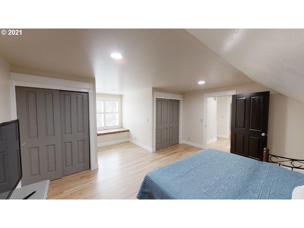 555 River Loop 1 Eugene, OR 97404 - Photo 20 of 28 a room with a bed and a television