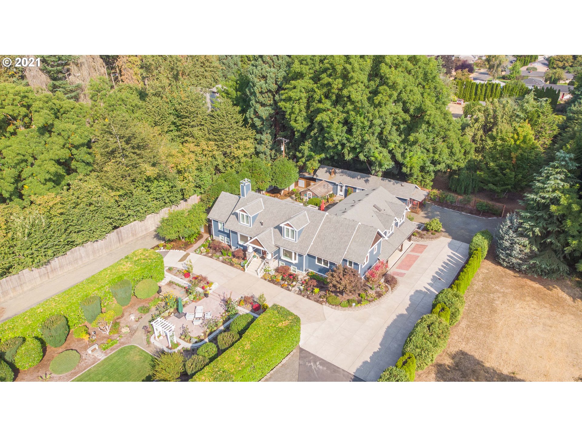 555 River Loop 1 Eugene, OR 97404 - Photo 26 of 28 a different pictures of a house