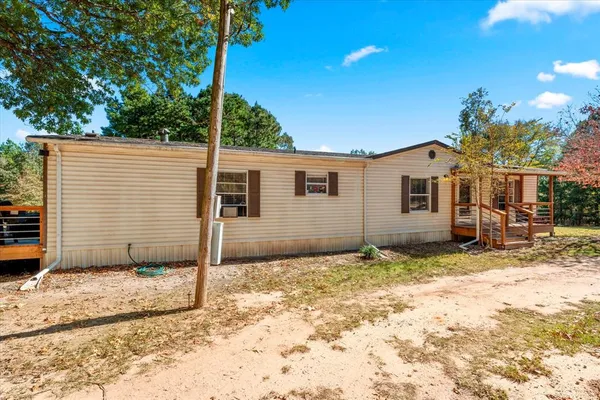 a view of a house with backyard