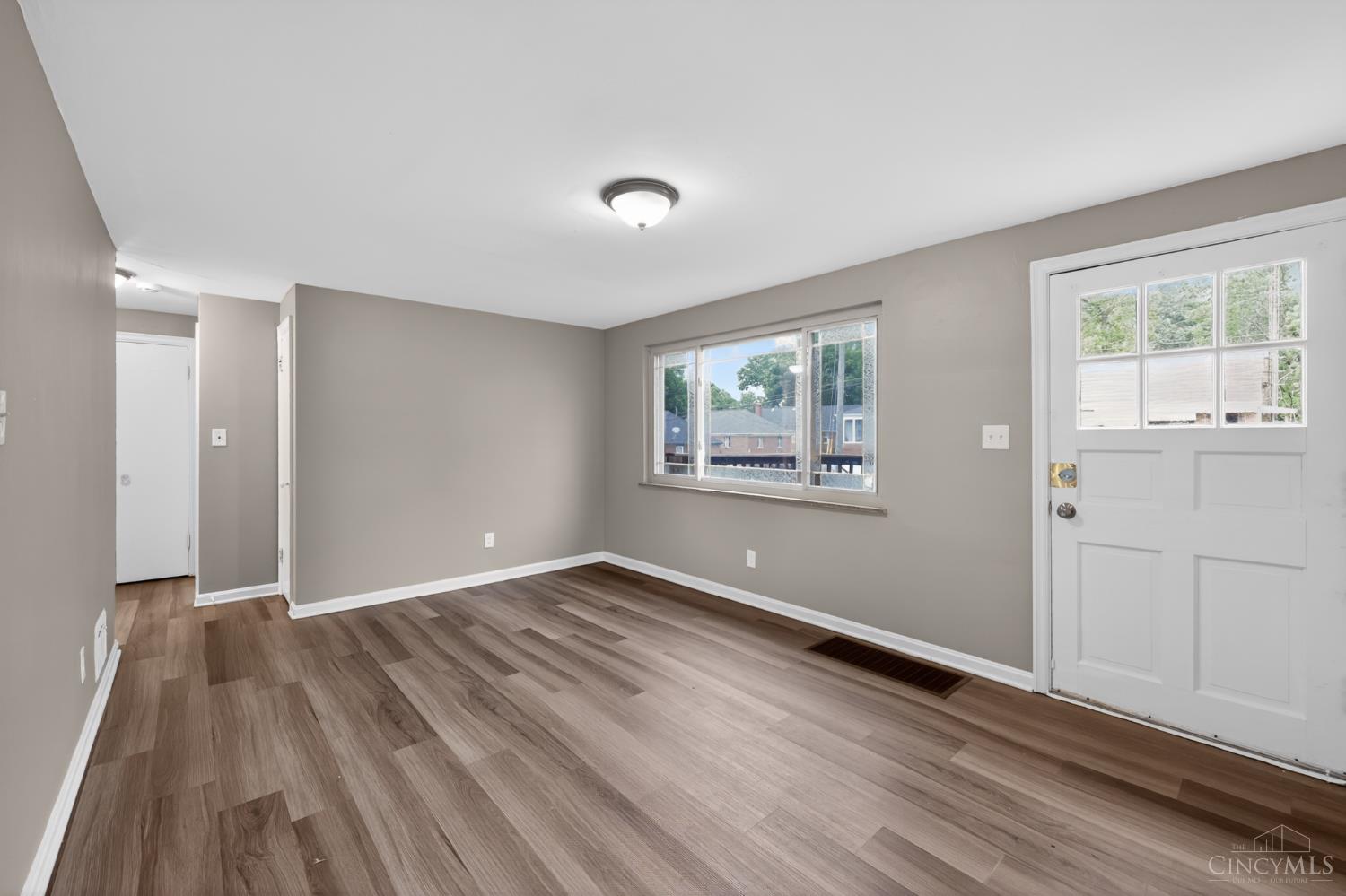 6331 Stover Avenue Golf Manor, OH 45237 - Photo 4 of 29