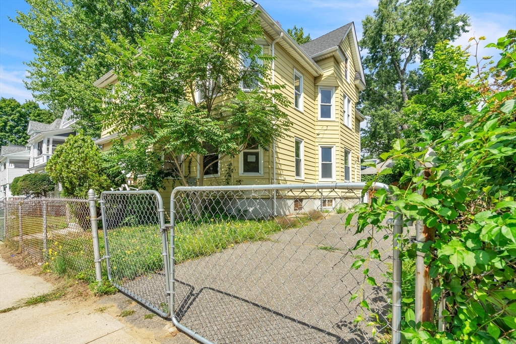 55 Mapledell Street Springfield, MA 01109 - Photo 4 of 42 Gallery Image 4