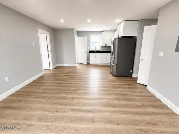 $1,600 | 62 Glen Avenue, Unit 2 UPSTAIRS, Amsterdam, NY 12010