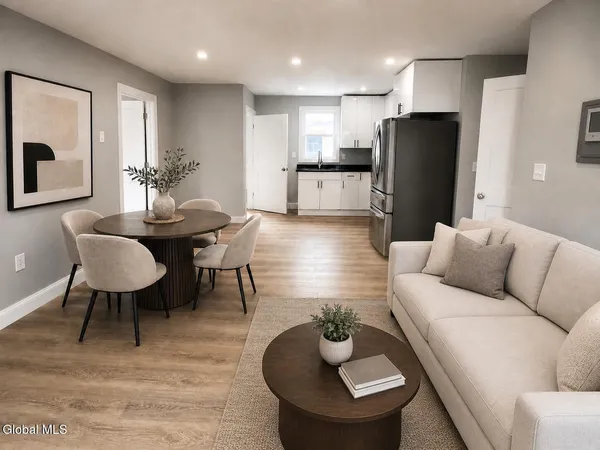 $1,600 | 62 Glen Avenue, Unit 2 UPSTAIRS, Amsterdam, NY 12010