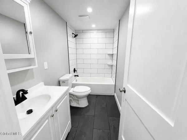 $1,600 | 62 Glen Avenue, Unit 2 UPSTAIRS, Amsterdam, NY 12010