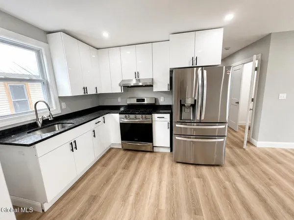 $1,600 | 62 Glen Avenue, Unit 2 UPSTAIRS, Amsterdam, NY 12010
