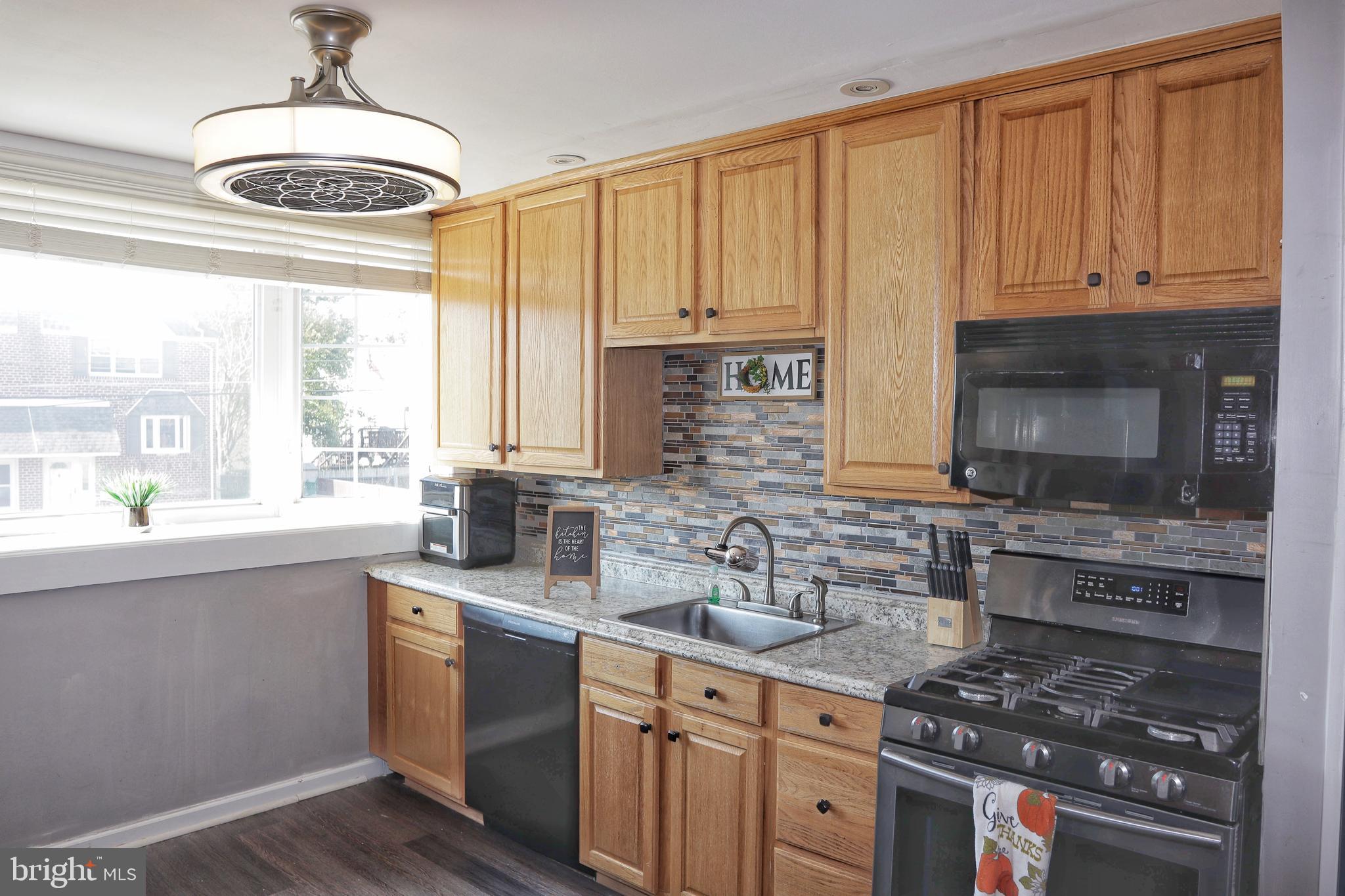 3113 Holly Road Philadelphia, PA 19154 - Photo 3 of 26