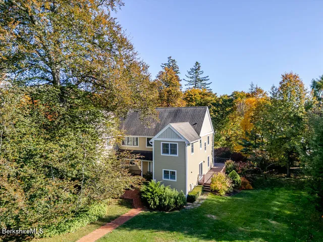 a picture of a wall with a white wall