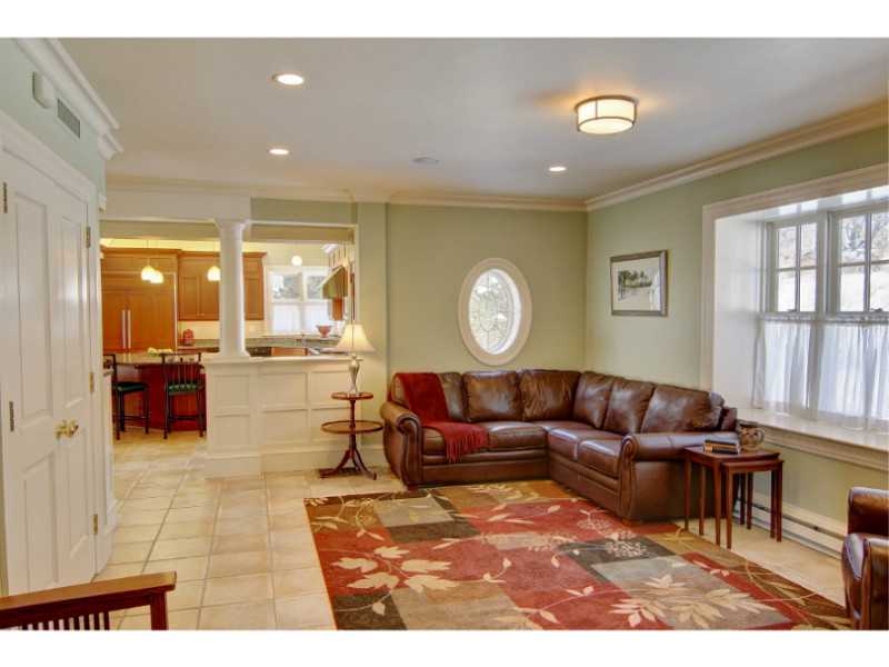 30 Angell Court Warwick, RI 02889 - Photo 11 of 25 Den/Family/Great Room.