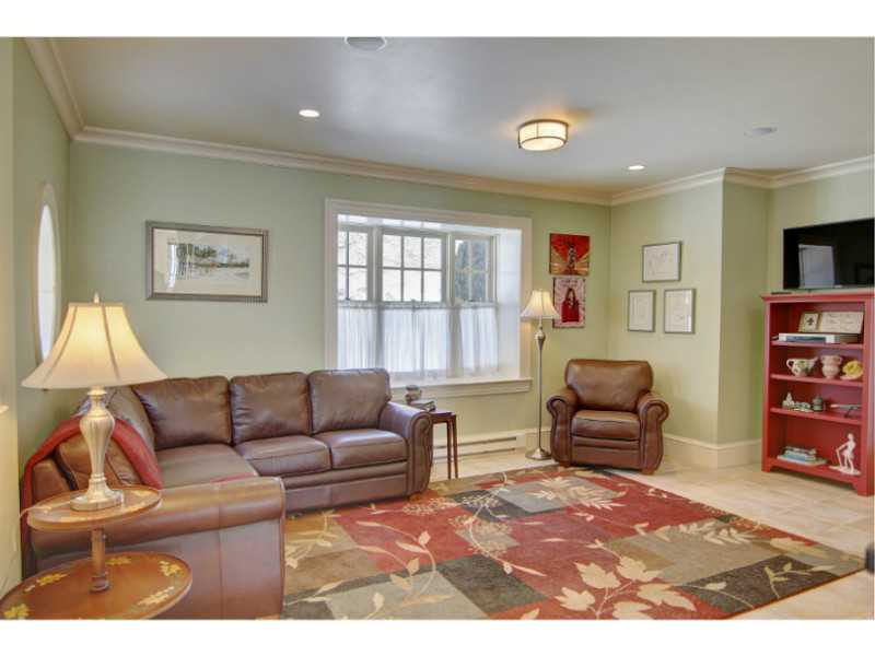 30 Angell Court Warwick, RI 02889 - Photo 12 of 25 Den/Family/Great Room.