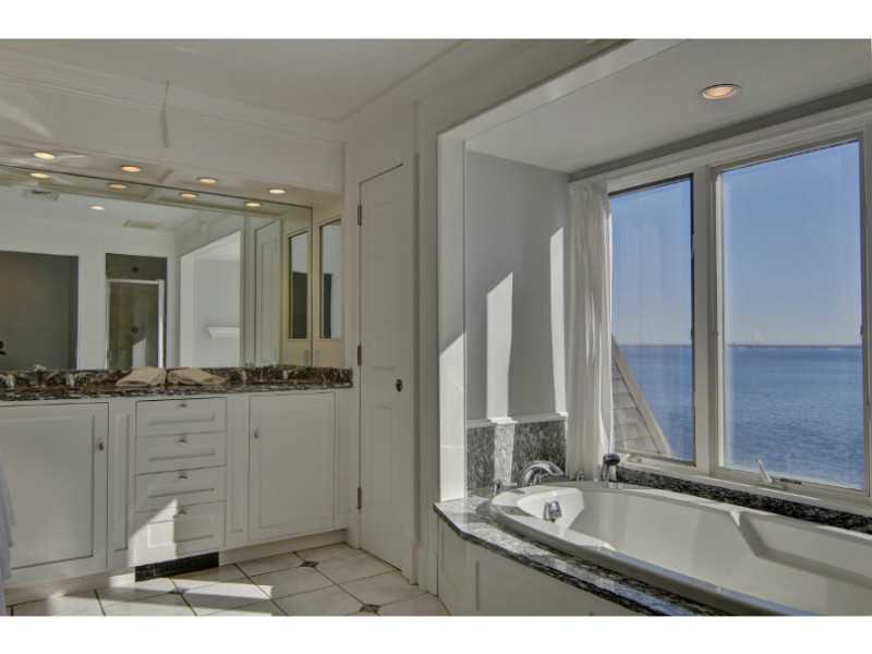 30 Angell Court Warwick, RI 02889 - Photo 15 of 25 Den/Family/Great Room.