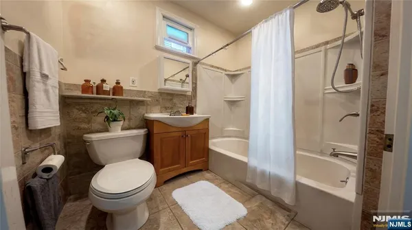 $1,300 | 331 Kearny Avenue, Unit 1, Kearny, NJ 07032