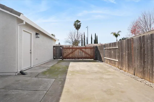 a view of a backyard