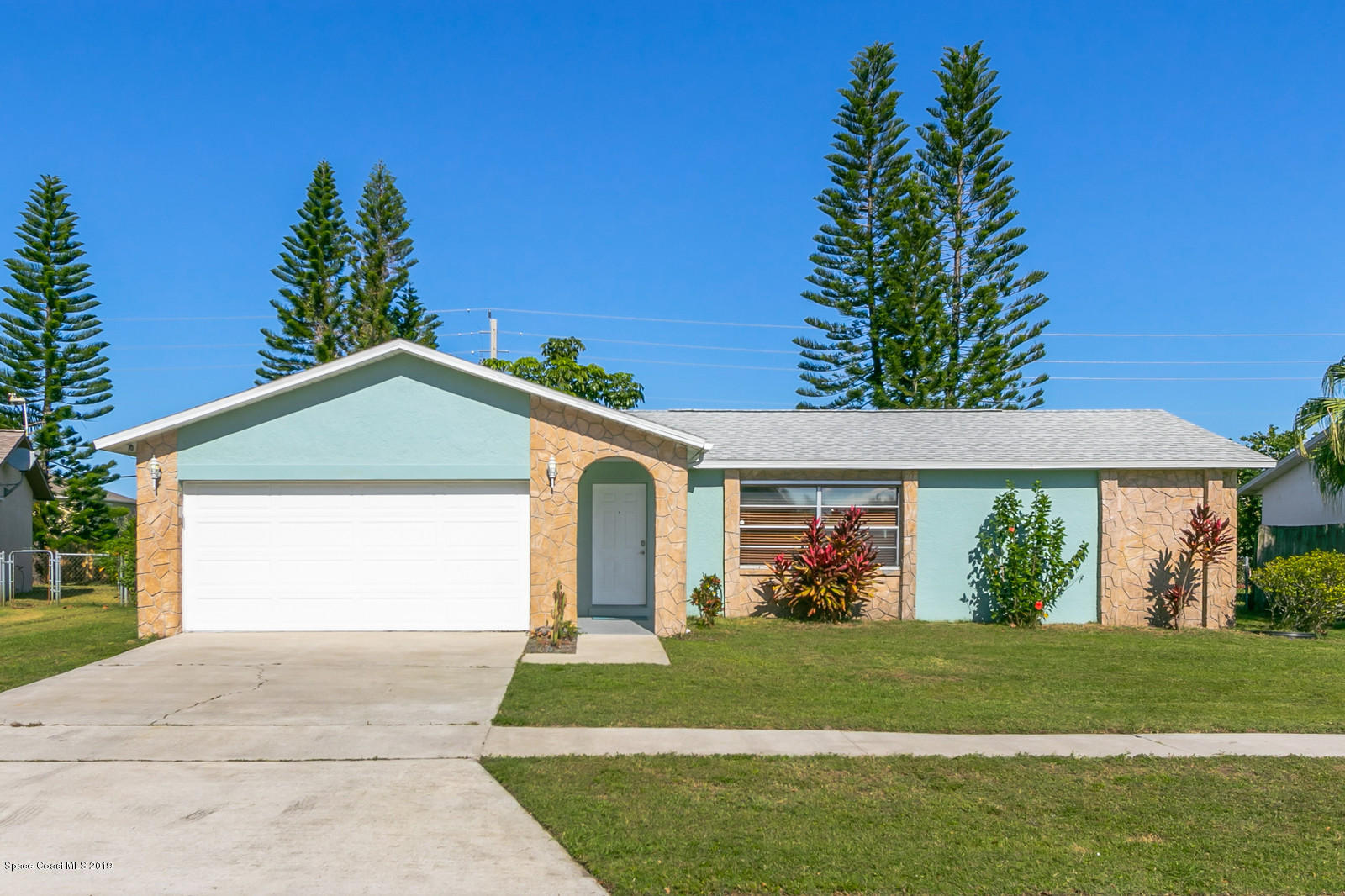 1638 West Shores Road Melbourne, FL 32935 - Photo 1 of 20 Front Dwelling View