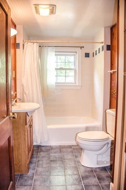 183 Lancaster Road Berlin, MA 01503 - Photo 21 of 41 a bathroom with a toilet a sink and a bathtub