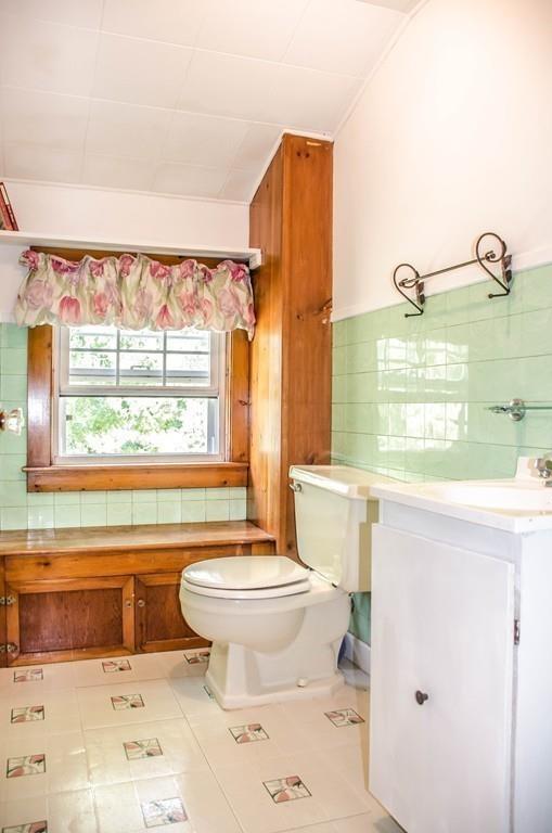 183 Lancaster Road Berlin, MA 01503 - Photo 25 of 41 a bathroom with a sink a toilet and a bathtub