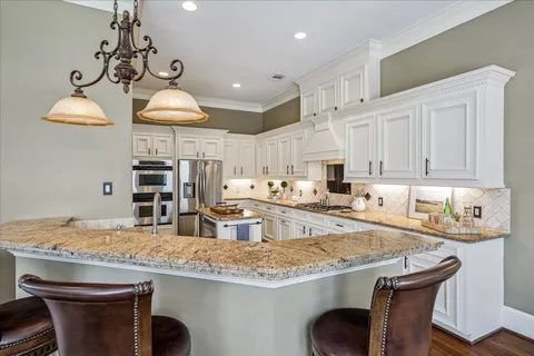 $799,000 | 102 Vieux Carre Drive, Houston, TX 77009