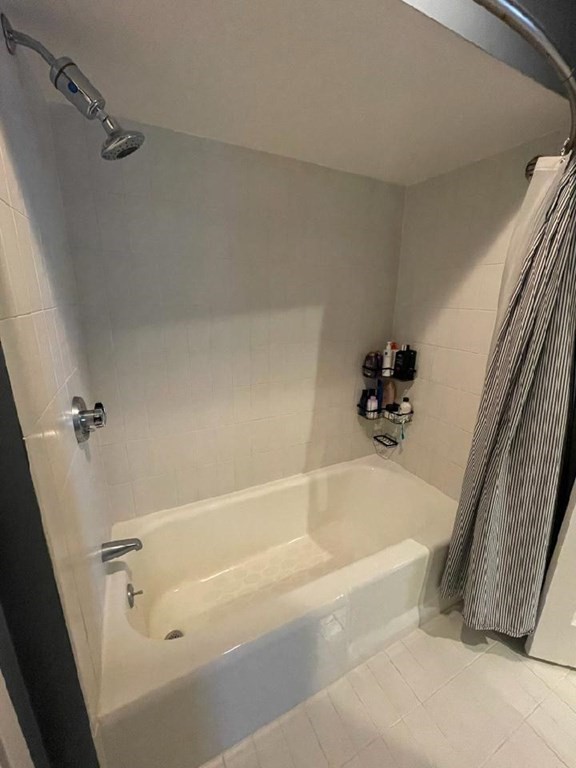 3 Seal Harbor Road, Unit 434 Winthrop, MA 02152 - Photo 8 of 31 a bathroom with a bathtub