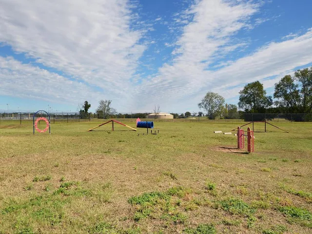 a view of a lake with houses in back