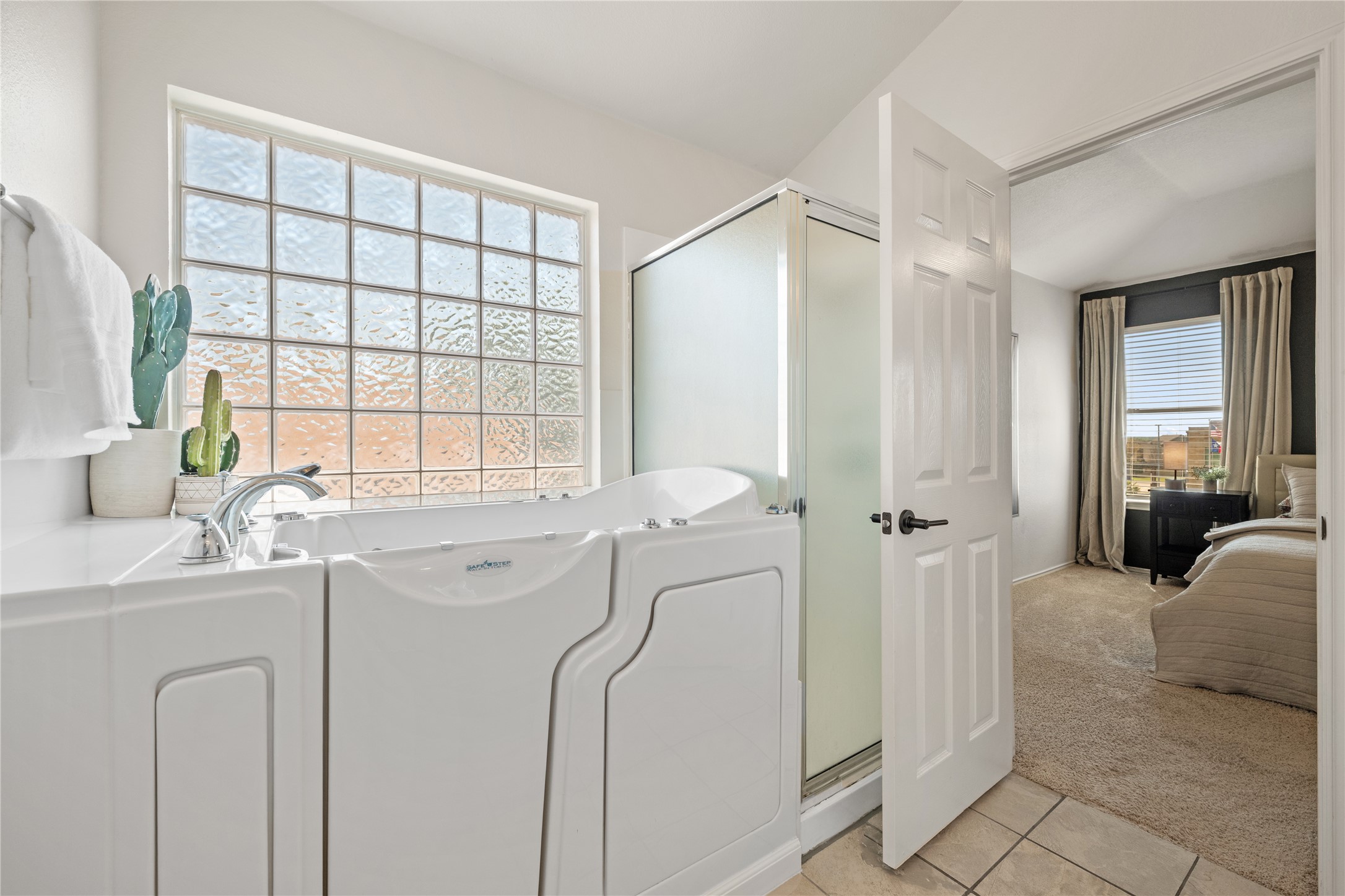 9257 Vigen Circle Austin, TX 78748 - Photo 21 of 33 a en suite bathroom with a double vanity sink a mirror and a bathtub