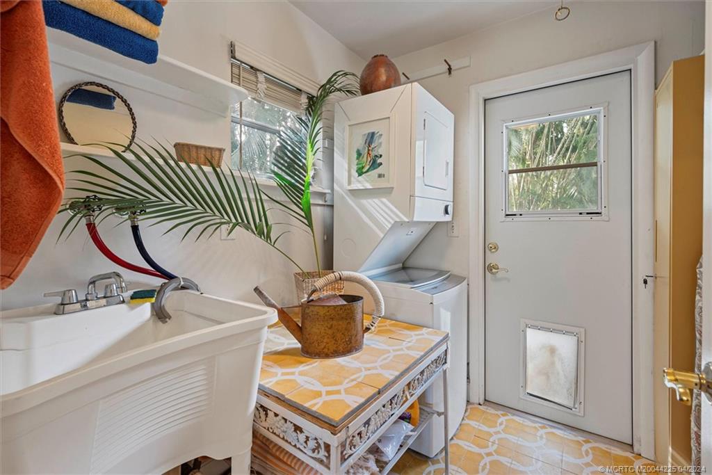 111 South Sewalls Point Road Stuart, FL 34996 - Photo 29 of 60 a room with musical instruments