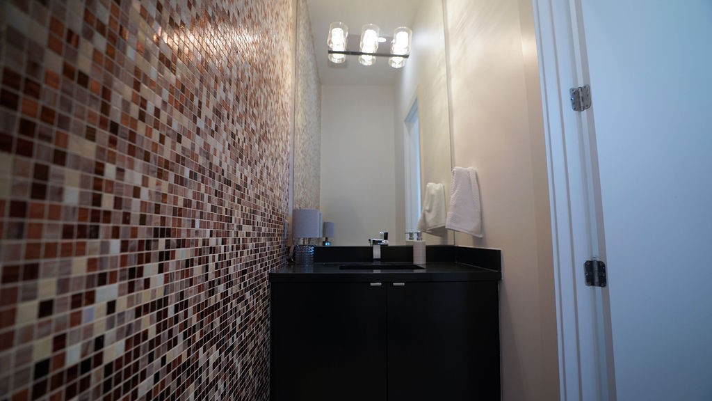 3308 North MacGregor Way Houston, TX 77004 - Photo 14 of 46 1/2 bath just off the foyer