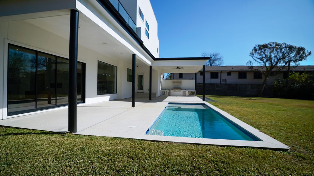 3308 North MacGregor Way Houston, TX 77004 - Photo 4 of 46 Pool and patio