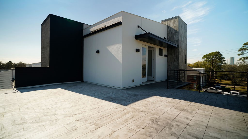 3308 North MacGregor Way Houston, TX 77004 - Photo 45 of 46 Balcony on the third floor