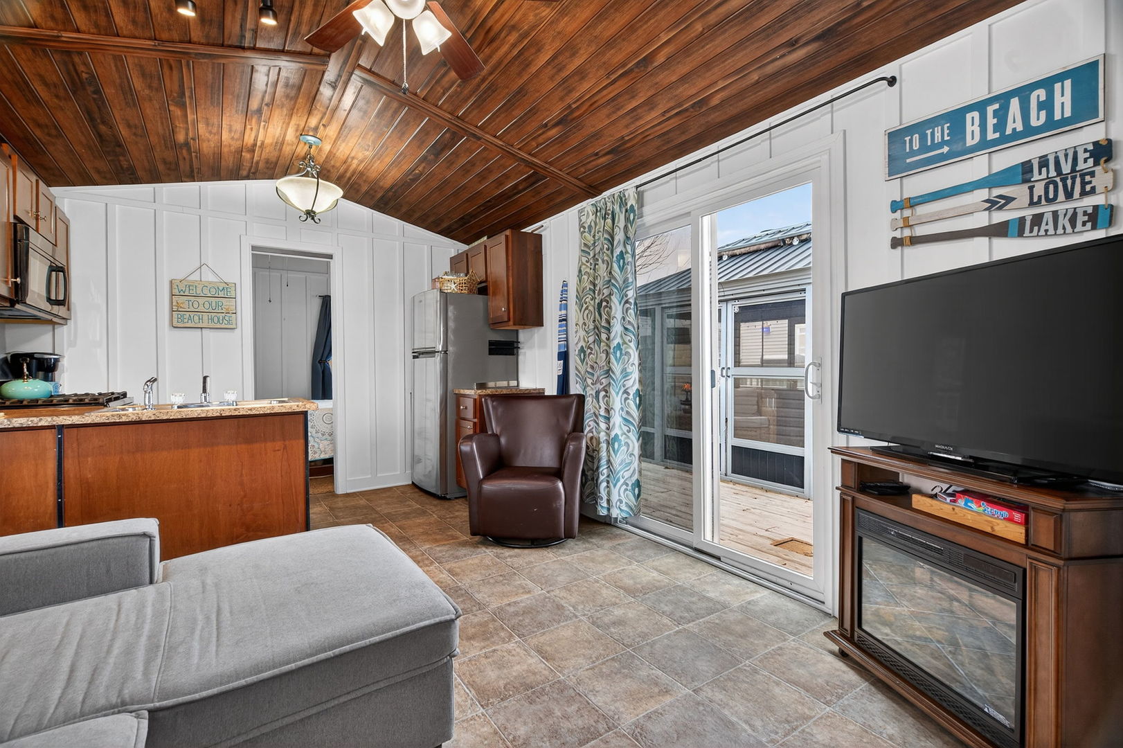 95 Dinosaur Road Wilmington, IL 60481 - Photo 2 of 54 a living room with furniture a flat screen tv and a refrigerator