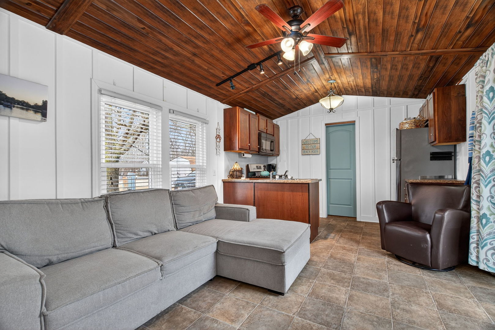 95 Dinosaur Road Wilmington, IL 60481 - Photo 4 of 54 a living room with furniture a ceiling fan and a window