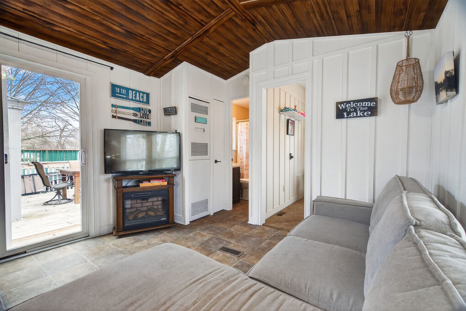 95 Dinosaur Road Wilmington, IL 60481 - Photo 5 of 54 a living room with furniture and a flat screen tv