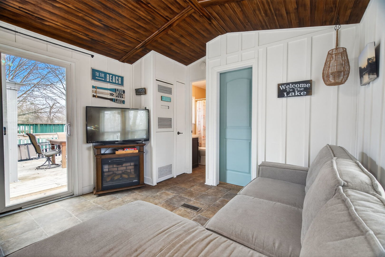 95 Dinosaur Road Wilmington, IL 60481 - Photo 6 of 54 a living room with furniture and a flat screen tv