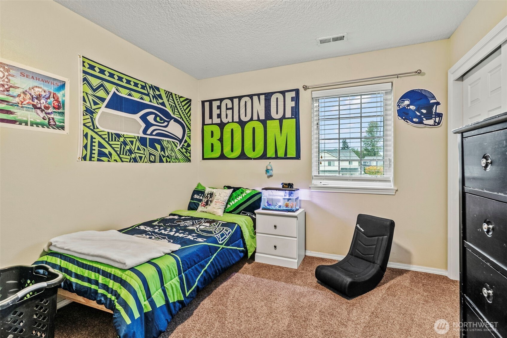 70 Crown Point Road Longview, WA 98632 - Photo 27 of 33 a bedroom with a bed and a chair