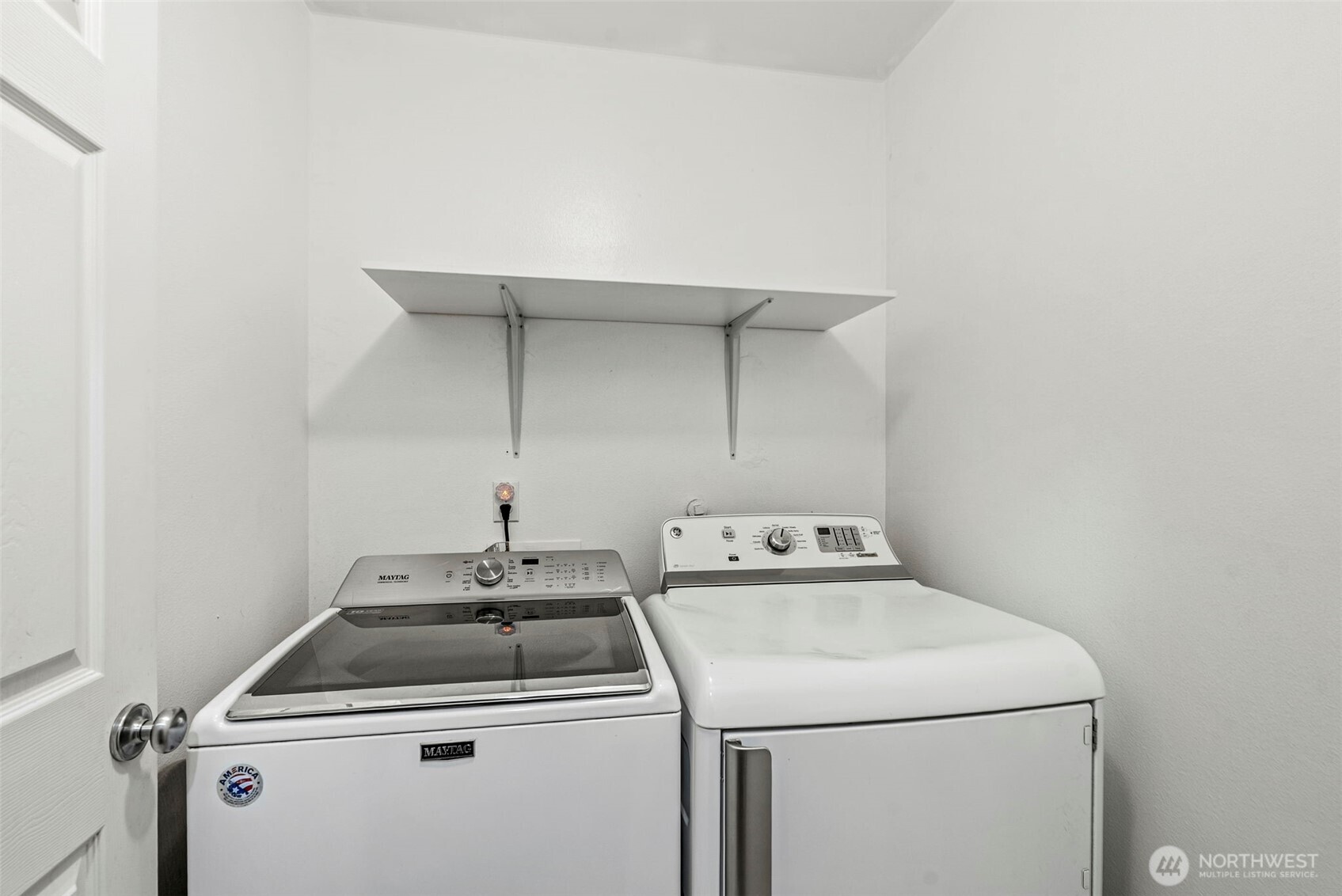 70 Crown Point Road Longview, WA 98632 - Photo 28 of 33 a utility room with dryer and washer