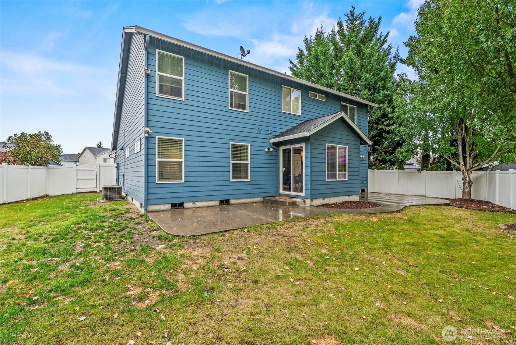 70 Crown Point Road Longview, WA 98632 - Photo 33 of 33 a backyard of a house with table and chairs