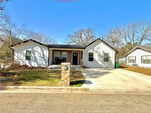$305,000 | 1704 North Hoover Avenue, Cameron, TX 76520