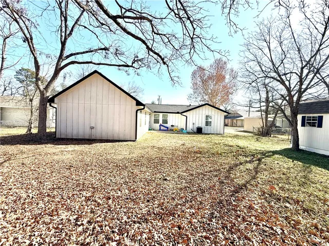 $305,000 | 1704 North Hoover Avenue, Cameron, TX 76520