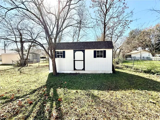 $305,000 | 1704 North Hoover Avenue, Cameron, TX 76520