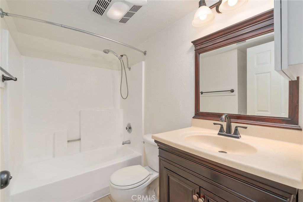 3535 Banbury Drive, Unit 119 Riverside, CA 92505 - Photo 13 of 23 a bathroom with a sink a toilet and a bathtub
