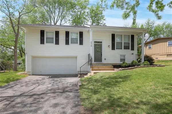 $315,000 | 9918 Countryside Road, Lenexa, KS 66215