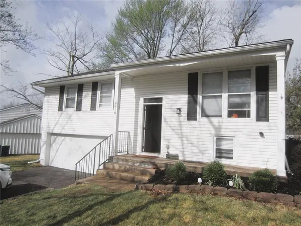 $315,000 | 9918 Countryside Road, Lenexa, KS 66215