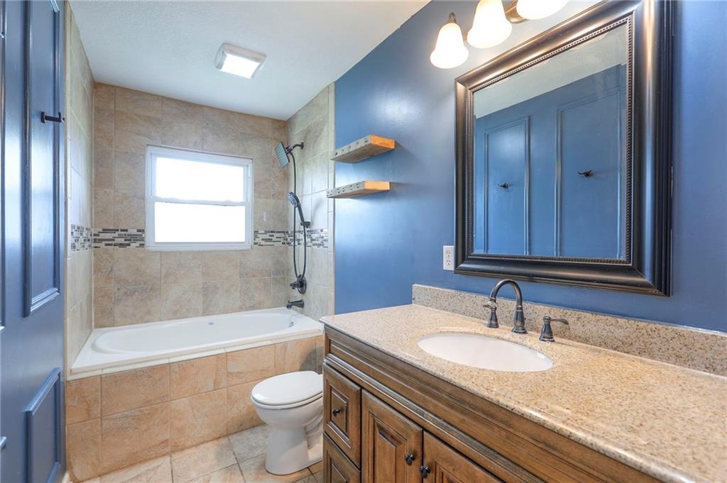 9918 Countryside Road Lenexa, KS 66215 - Photo 12 of 31