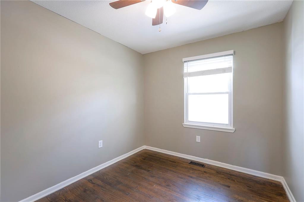 9918 Countryside Road Lenexa, KS 66215 - Photo 13 of 31
