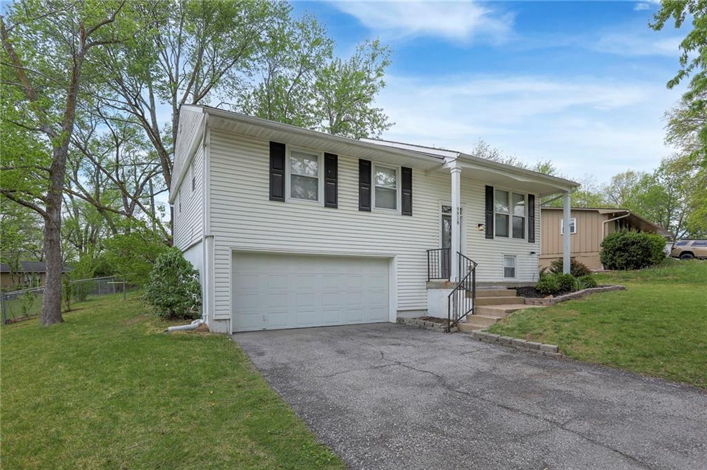 9918 Countryside Road Lenexa, KS 66215 - Photo 2 of 31