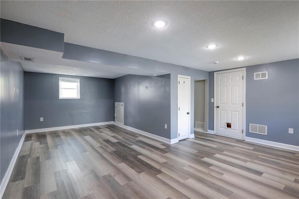 9918 Countryside Road Lenexa, KS 66215 - Photo 22 of 31