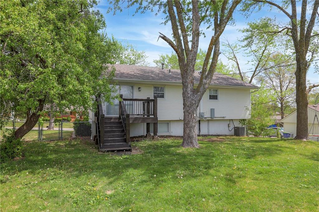 9918 Countryside Road Lenexa, KS 66215 - Photo 27 of 31