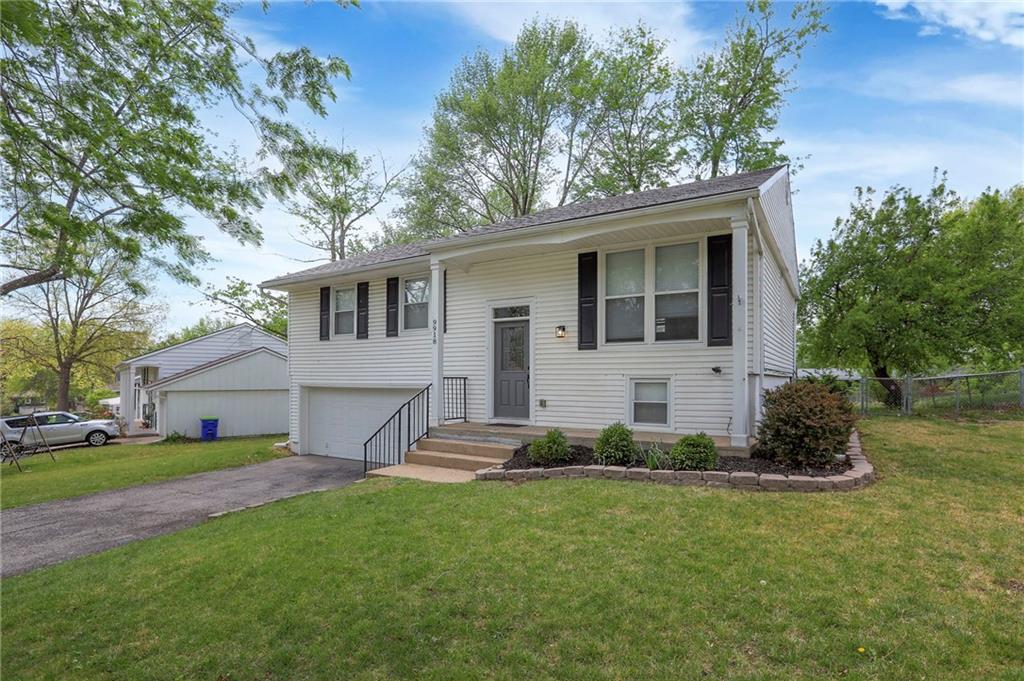 9918 Countryside Road Lenexa, KS 66215 - Photo 3 of 31